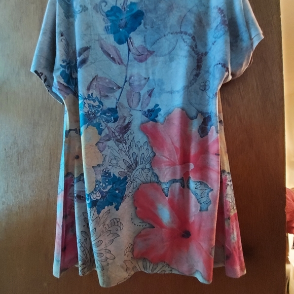 One World colorful and comfy top. - Picture 3 of 3